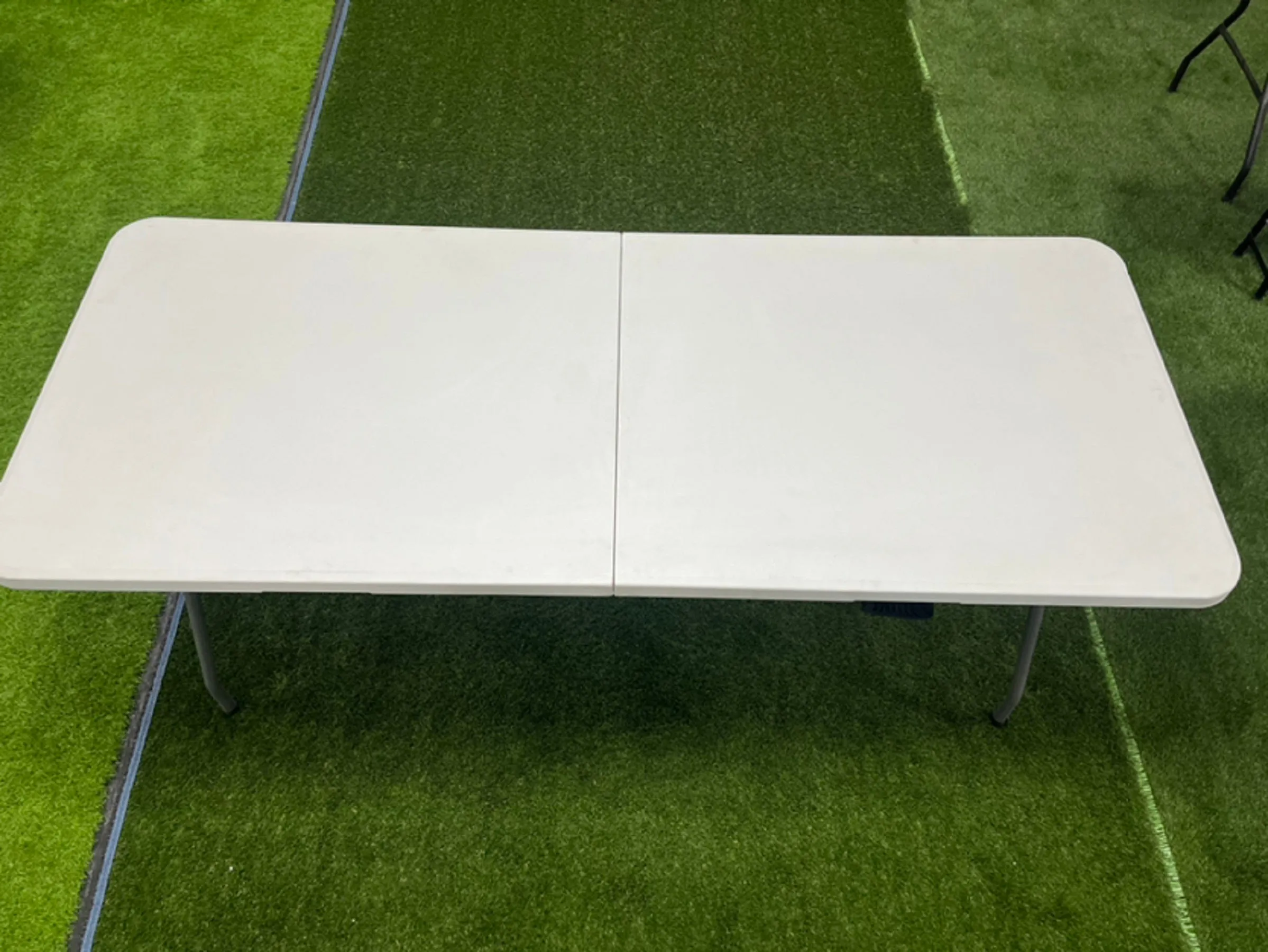 Folding table