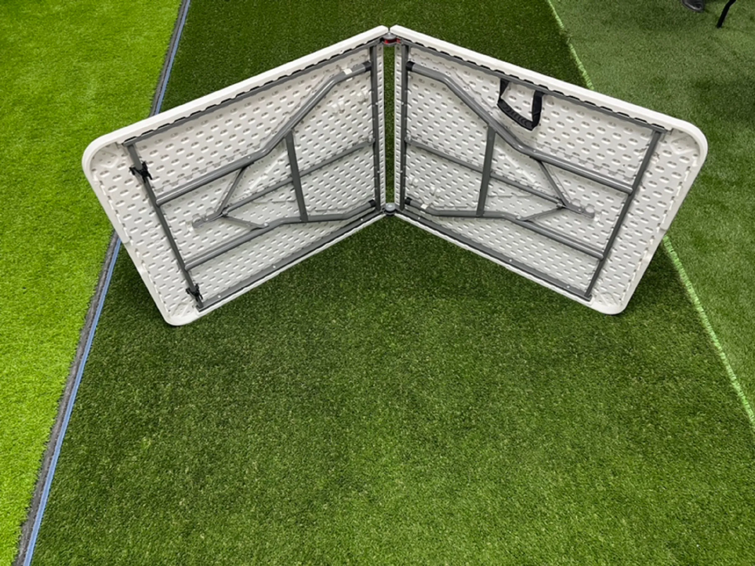 Folding table