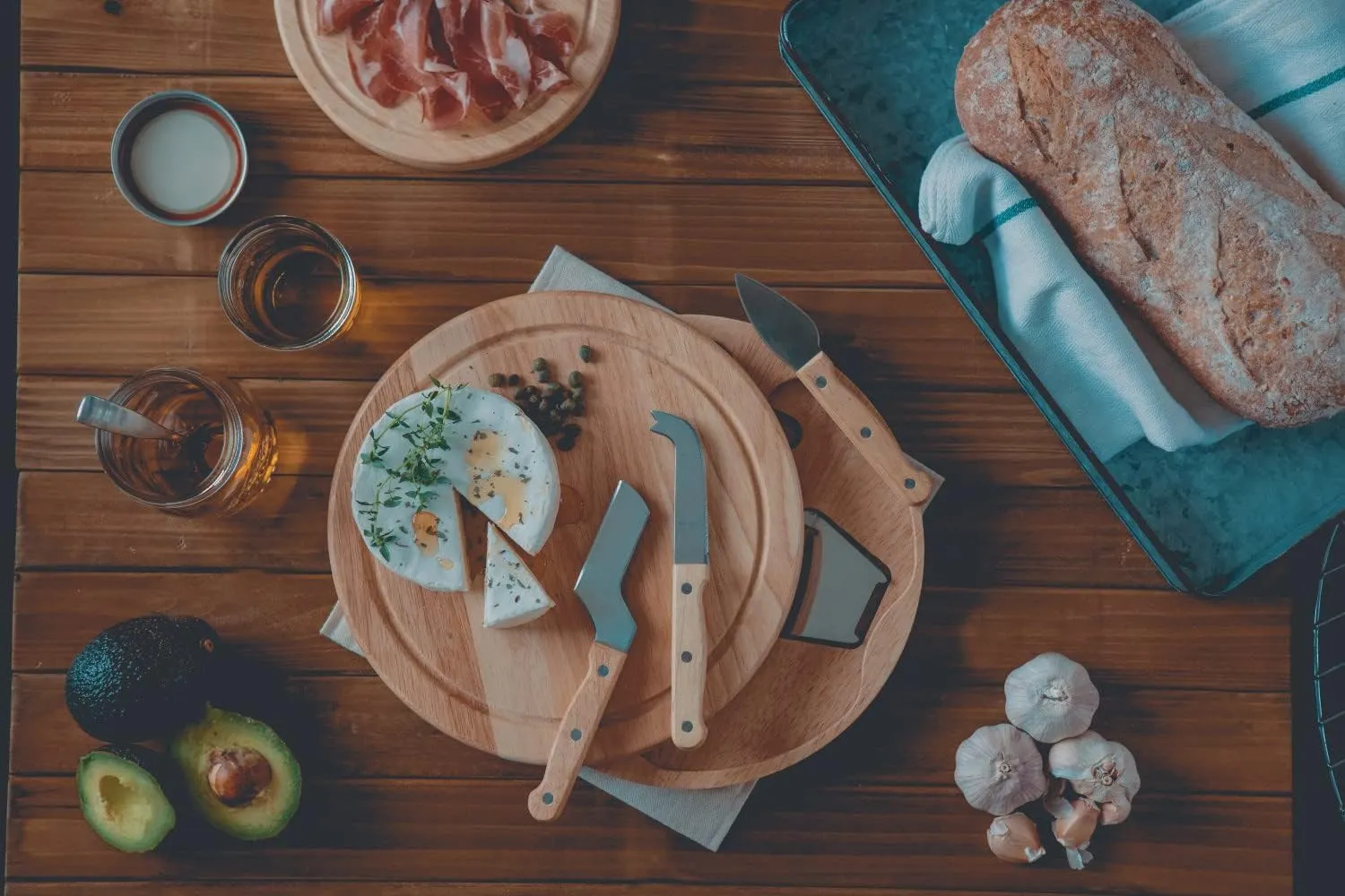 PICNIC TIME NCAA Circo Cheese Board and Knife Set - Charcuterie Board Set - Wood Cutting Board