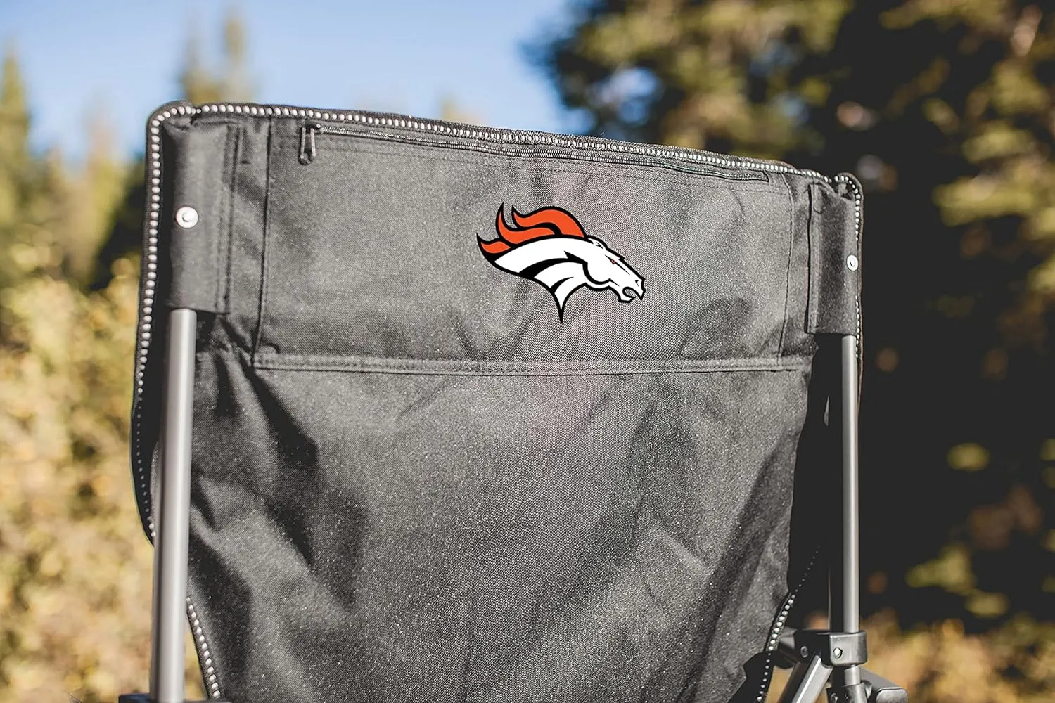 PICNIC TIME NFL Unisex-Adult NFL Outlander Folding Camping Chair with Cooler, Heavy Duty Beach Chair